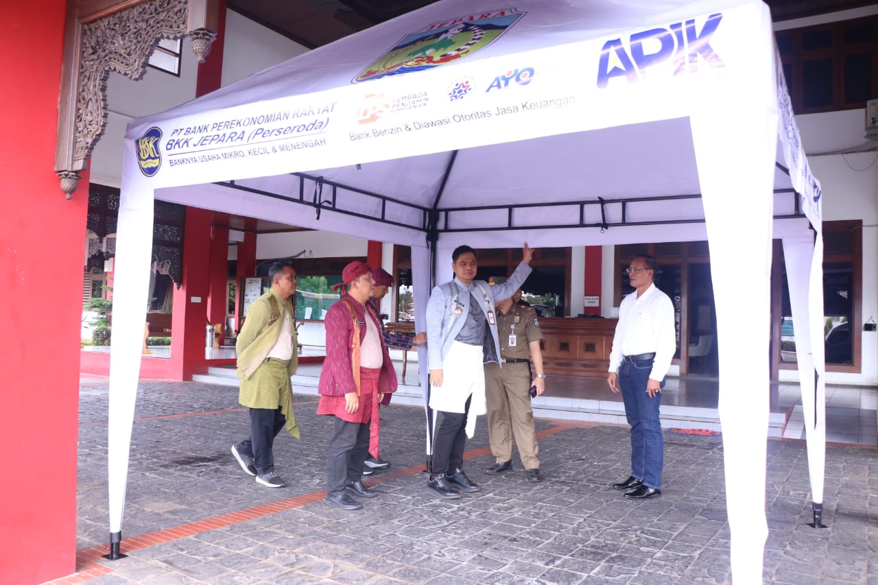 MASHOOOK: Bupati Jepara Witiarso Utomo menerima tenda UMKM dari CSR PT BPR BKK Jepara.