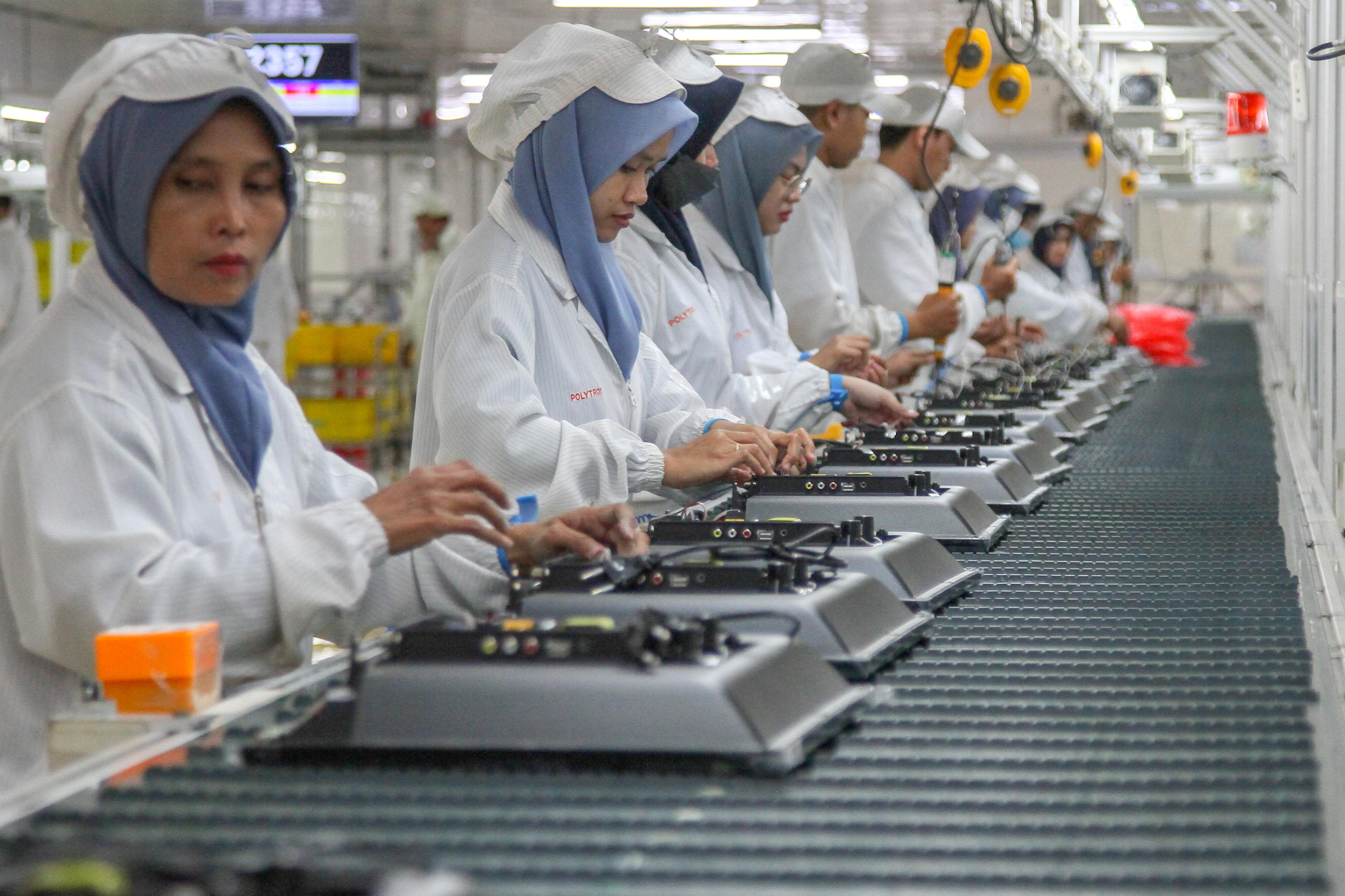 UPAH NAIK: Ilustrasi buruh sedang bekerja merakit televesi di Kudus.