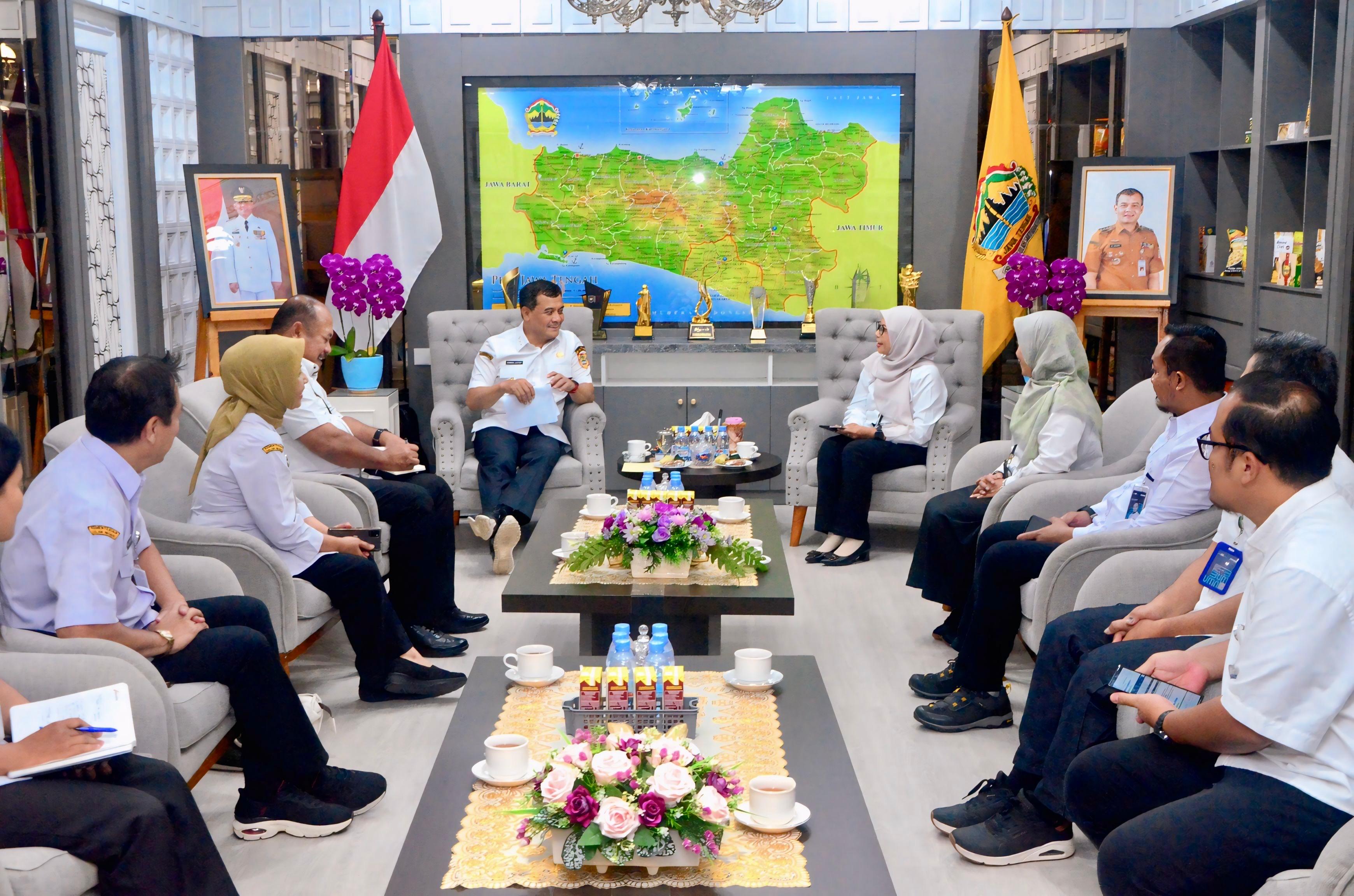 KERJA NYATA: Ahmad Luthfi  menerima audiensi jajaran Perum Bulog Kantor Wilayah Jateng di Kantor Gubernur, Rabu, 24 Desember 2025.