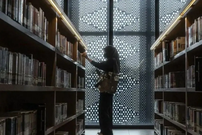 lustrasi: Rak-rak buku tersusun rapi di perpustakaan yang mulai sepi pengunjung.