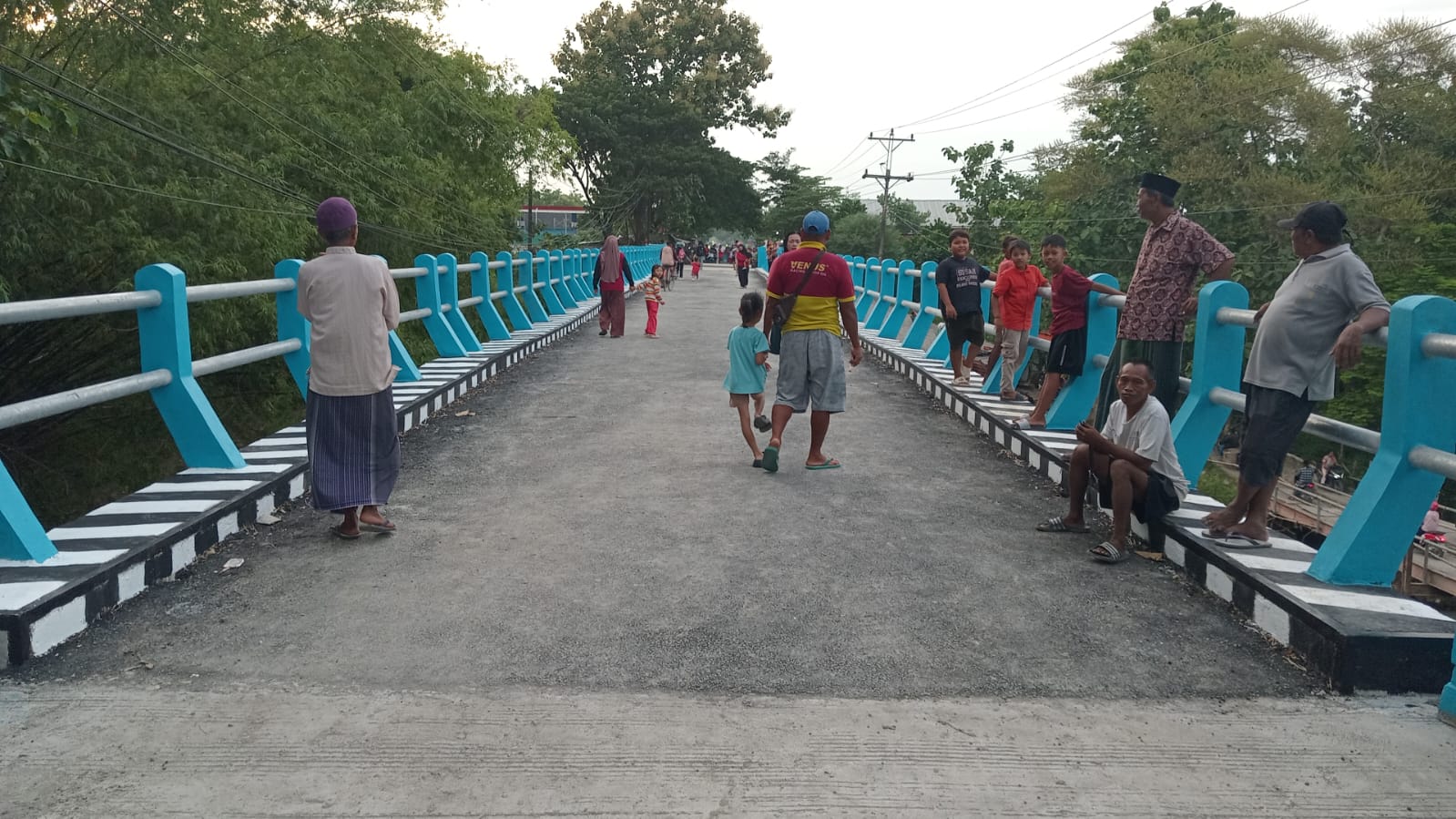 DIBUKA: Sejumlah warga saat melihat kondisi jembatan Kedungwungu, Pulokulon yang sudah dibuka kembali.