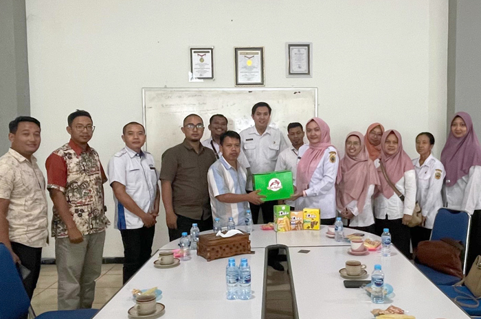 Kunjungan Kabag Prokompim Setda Pati di ruang redaksi Jawa Pos Radar Kudus lantai 3.