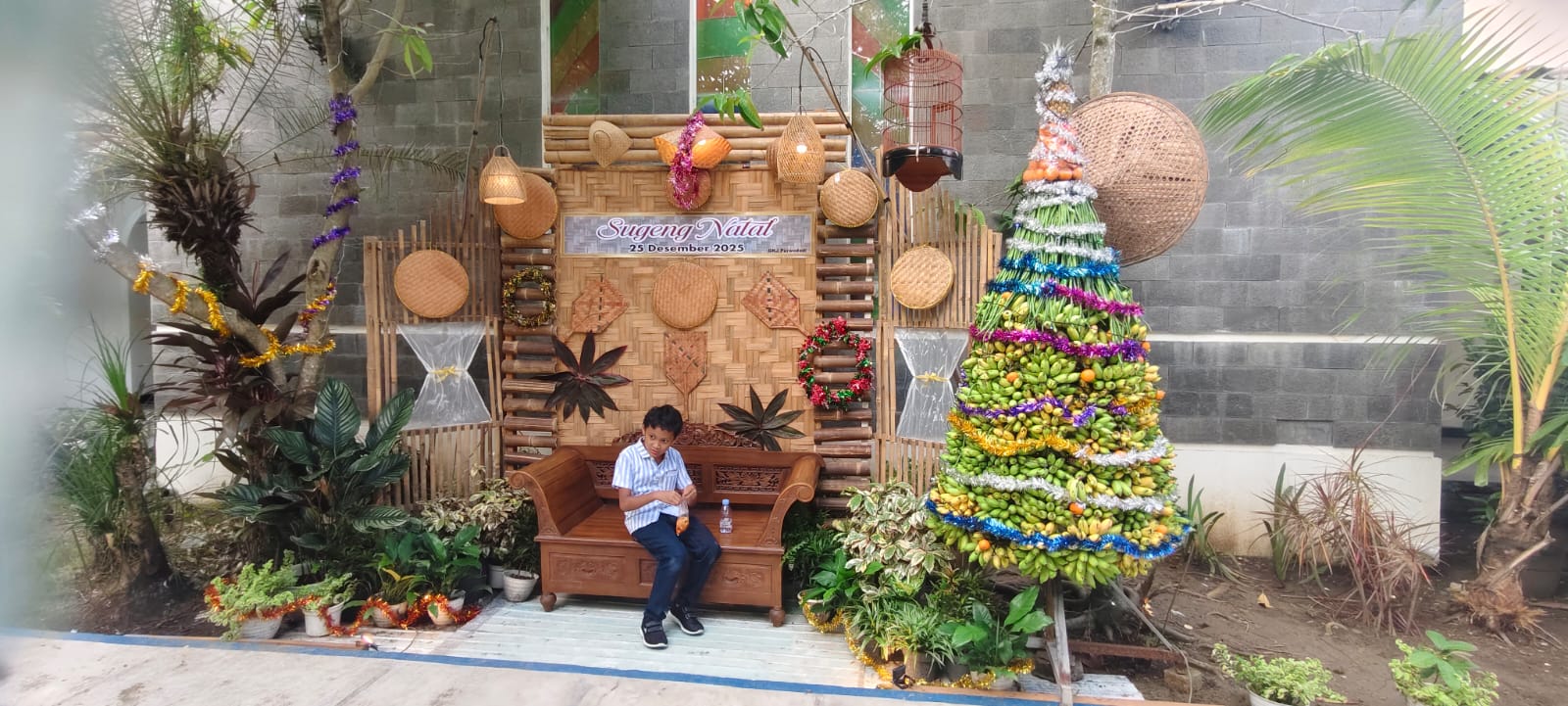 BAHAN ALAM &ndash; Pohon Natal dibuat dari buah Nanas, kacang panjang, rambutan, jeruk dan pisang menghiasi di GKJ Purwodadi dalam perayaan Natal Tahun 2025, Kamis (25/12).