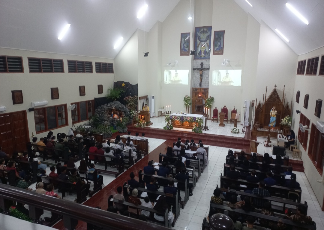 ANTUSIAS: Para jemaah khidmat mendengarkan homili atau khutbah.