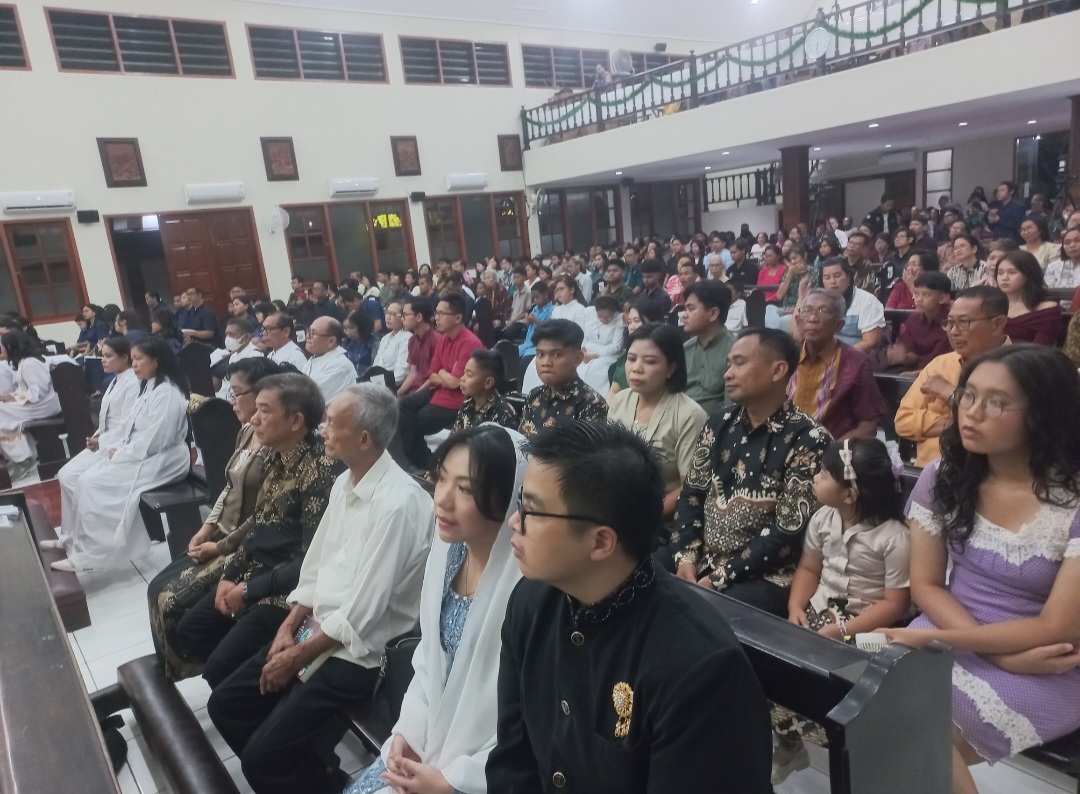 KHIDMAT: Para jemaah memenuhi Gereja Katolik Paroki Stella Maris, Jepara.
