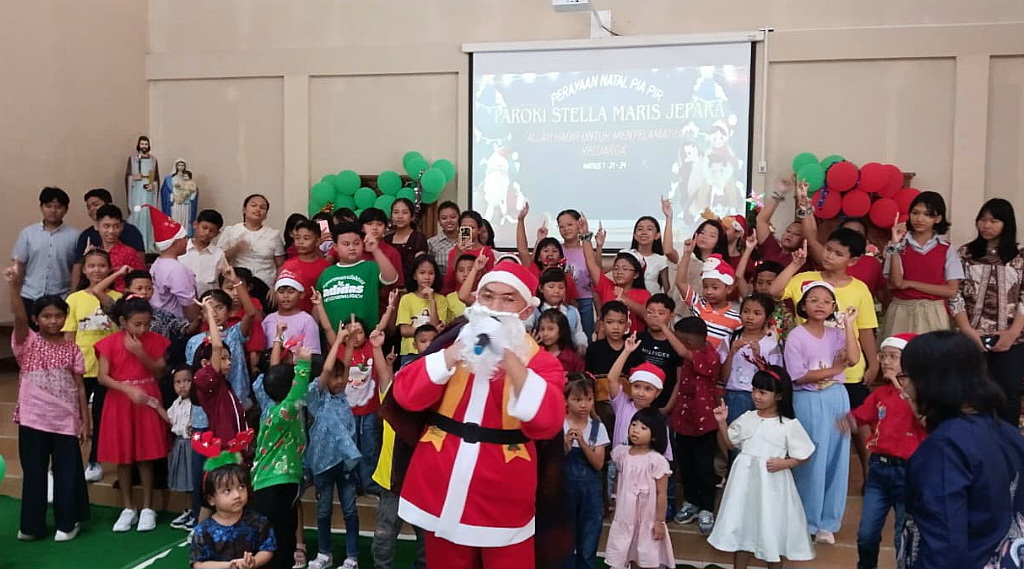 GEMBIRA: Anak-anak dan remaja menerima hadiah dari Sinterklas pada Kamis (25/12).