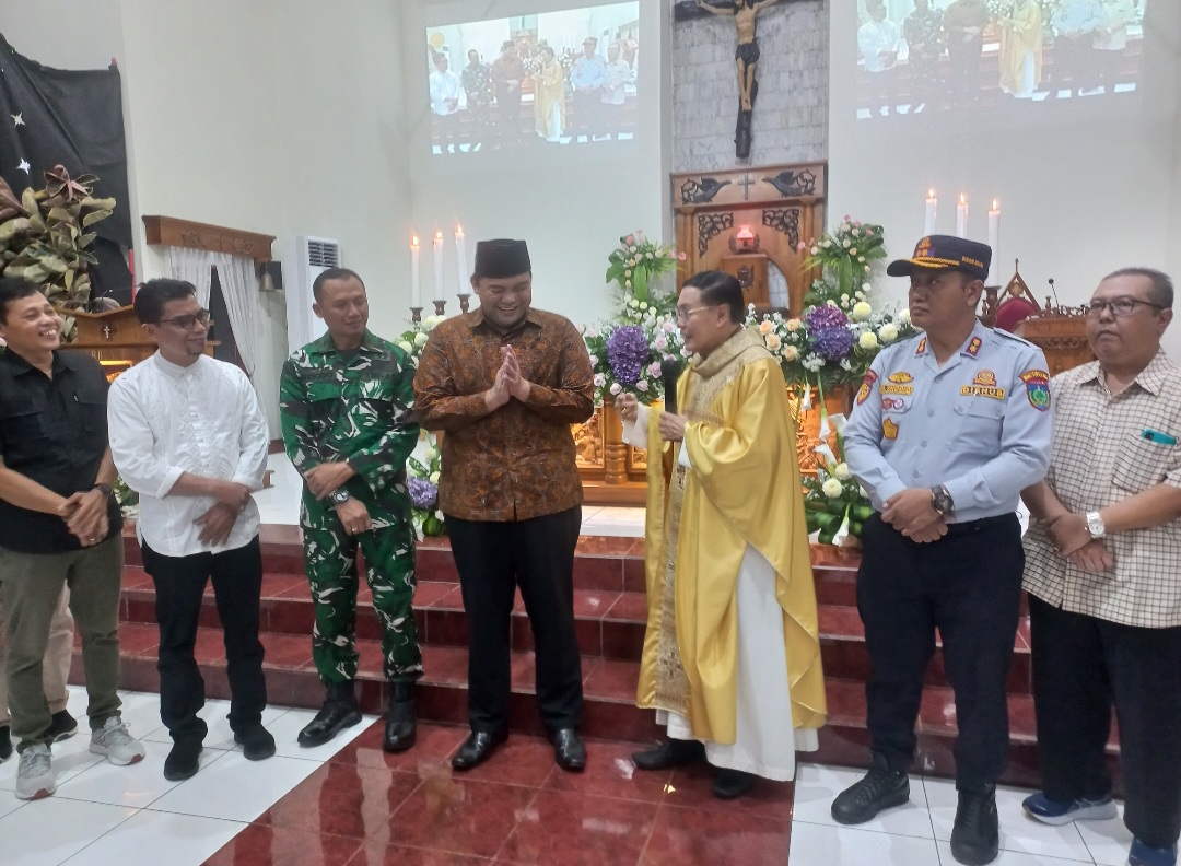 ADEM AYEM: Wabup Jepara melakukan silaturahmi ke Gereja Katolik Paroki Stella Maris, Jepara dan disambut Romo Antonius Gunardi Prayitna.