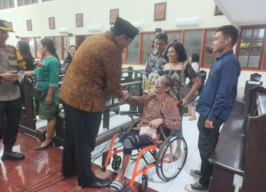 DAMAI: Wabup Jepara M Ibnu Hajar menyalami jemaah.