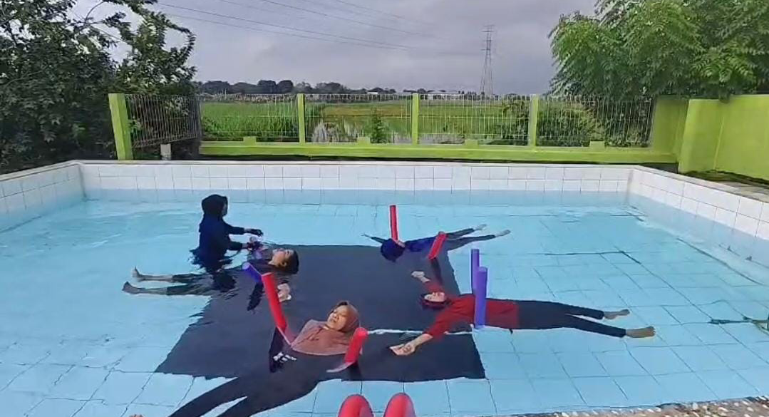 SEHAT: Peserta Hidroterapi mengikuti arahan gerakan dari Instruktur Hidroterapi, belum lama ini. (HIDROTERAPI UNTUK RADAR KUDUS)