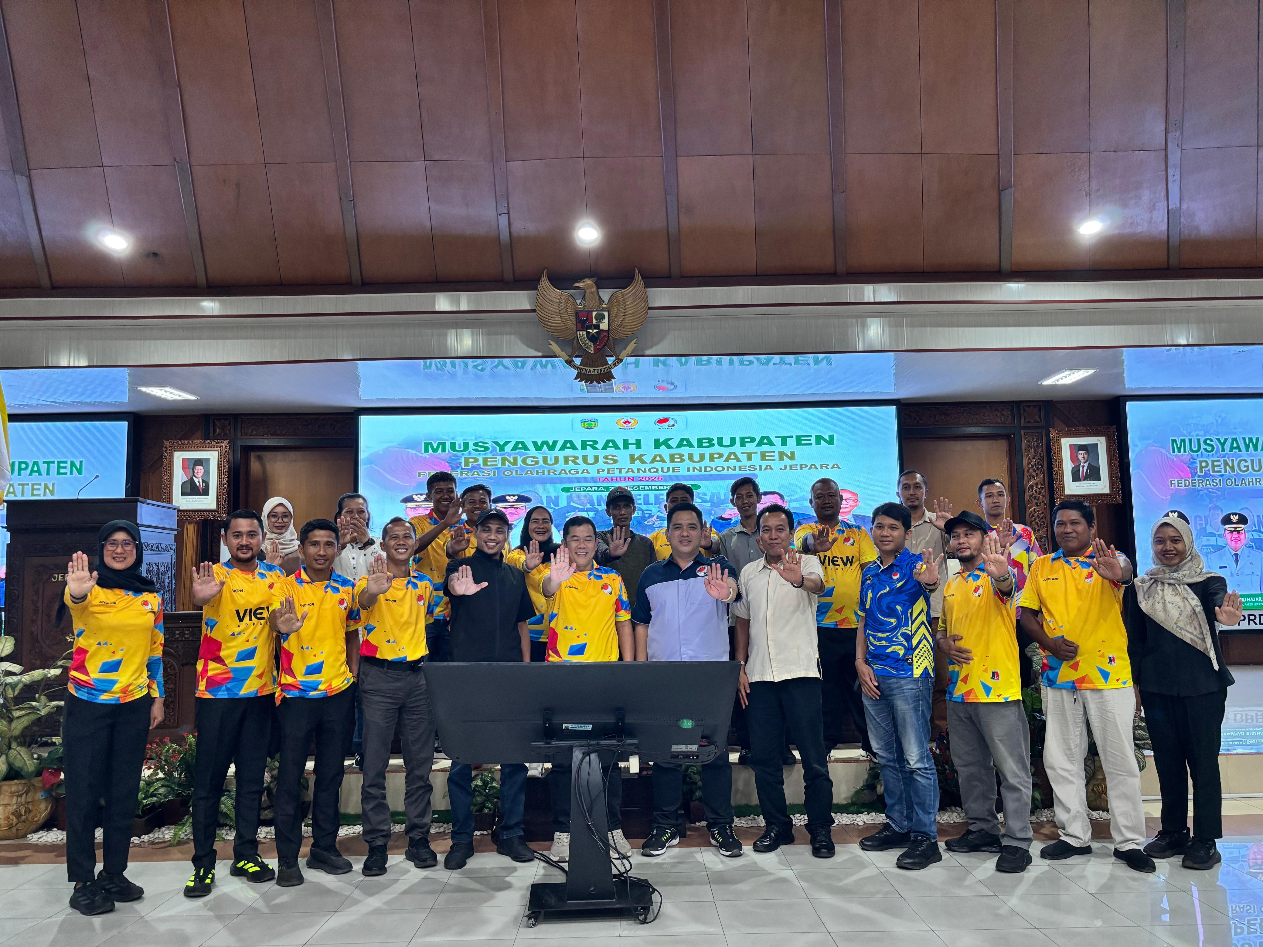 LANJUTKAN: Agus Sutisna (enam dari kiri) dipercaya kembali pimpin FOPI Jepara berkat torehan mentereng pada periode sebelumnya.