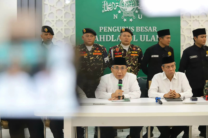 Ketua Umum Pengurus Besar Nahdlatul Ulama (PBNU) KH Yahya Cholil Staquf atau Gus Yahya bersama pimpinan menggelar konferensi pers di kantor PBNU, Jakarta Pusat, Jakarta, (24/12).