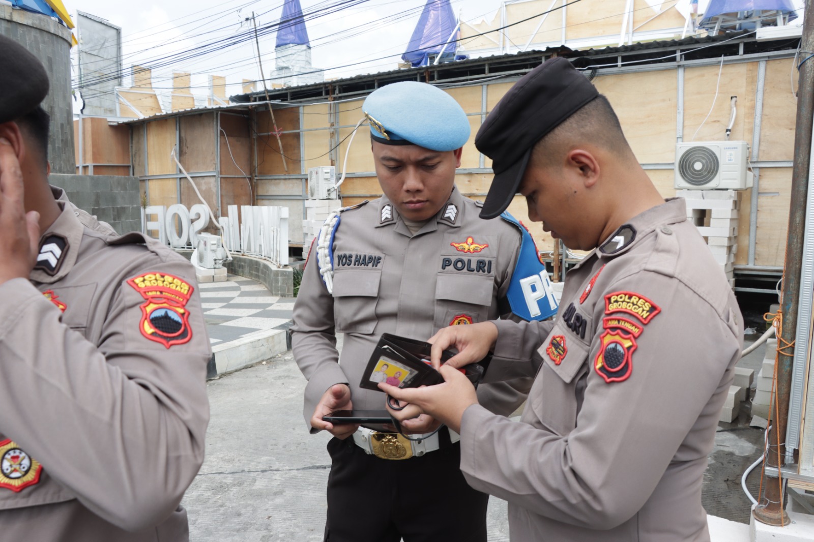 MENINJAU: Tim Divpropam Mabes Polri saat mengecek Pos Terpadu Simpang Lima Purwodadi pada Ops Lilin Candi 2025.
