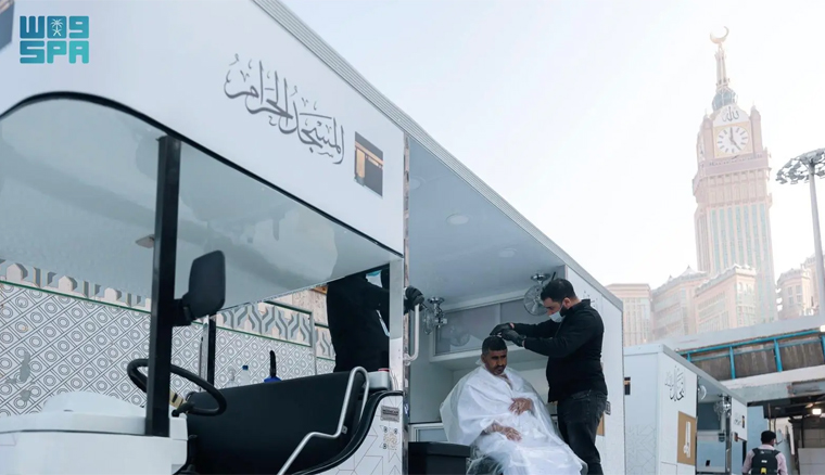 Layanan tahallul gratis di halaman Masjidil Haram, Makkah. Foto: Saudi Press Agency