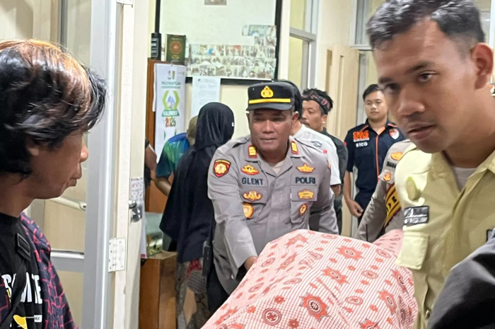 EVAKUASI: Jenazah Mella dibawa menuju RSUD Muntilan untuk dilakukan autopsi.
