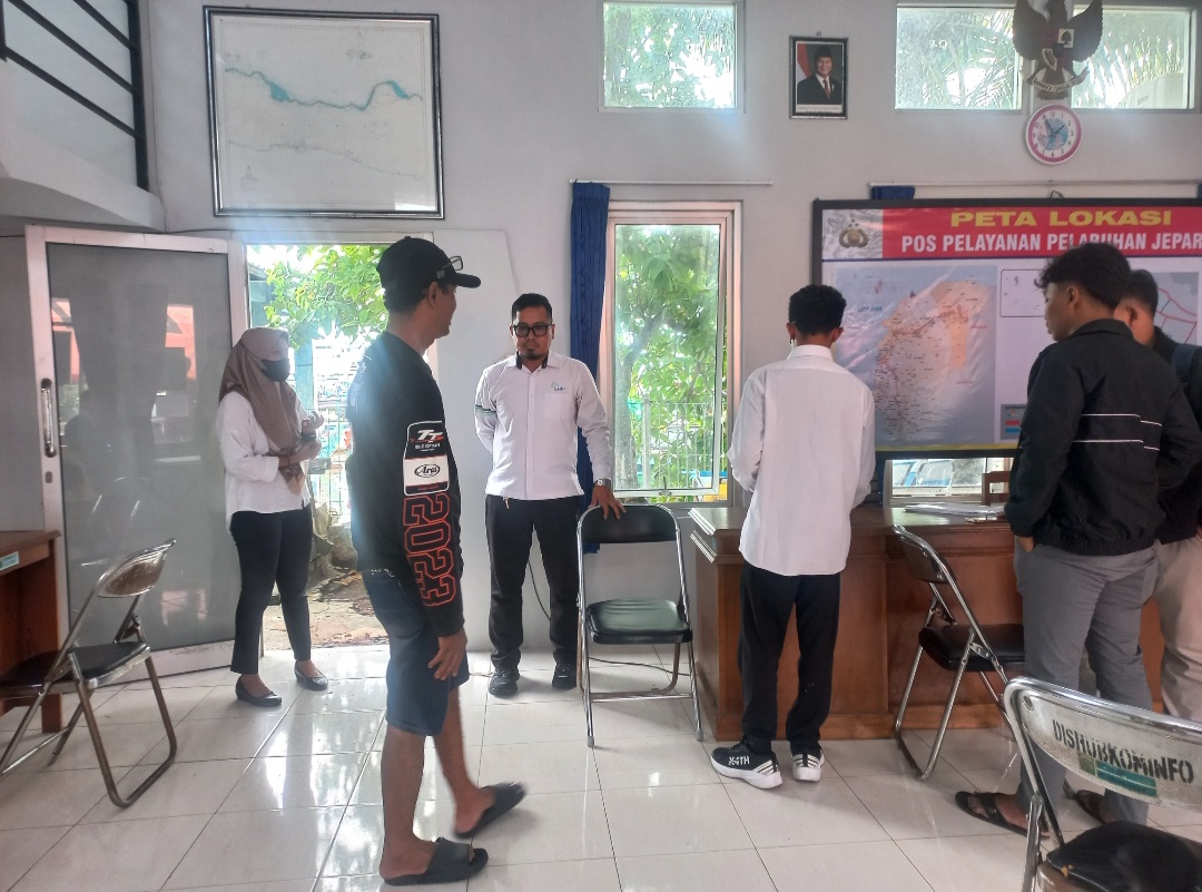 KECEWA: Wisatawan dari luar kota menanyakan kejelasan dan tanggung jawab pihak kapal di Pelabuhan Penyeberangan Jepara Jumat (26/12).