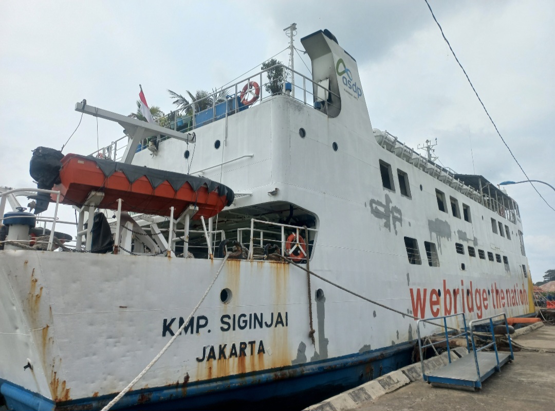 TAK BISA BERLAYAR: Kondisi KMP Siginjai yang tersandar di Pelabuhan Penyeberangan Jepara akibat mengalami kerusakan mesin.