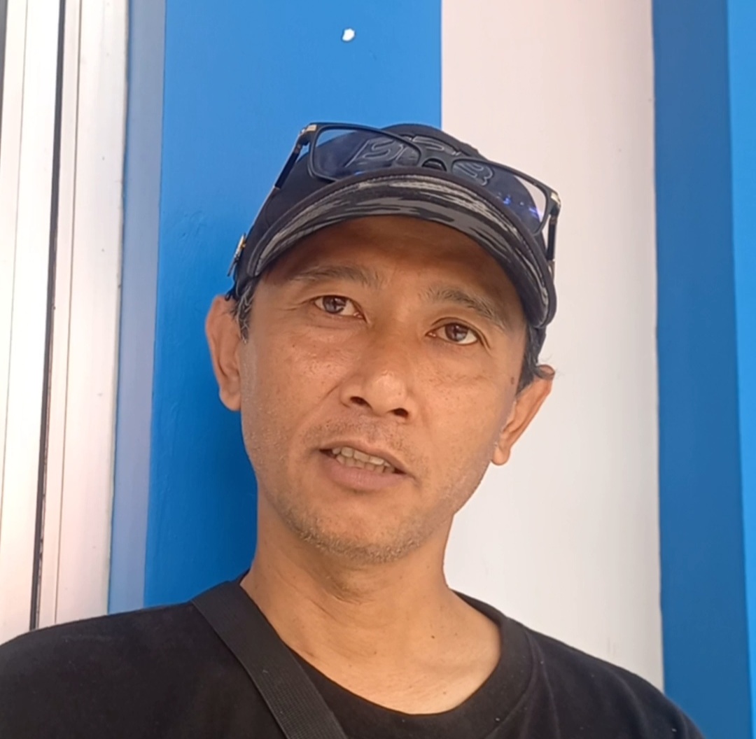 KECELIK: Wisatawan asal Bandung, Fauzi tengah mempertanyakan keberangkatannya menuju Karimunjawa di Kantor Pelabuhan Penyeberangan Jepara pada Jumat (26/12).