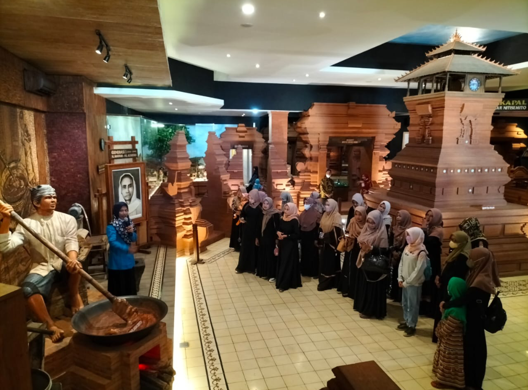 RAMAI: Rombongan pengunjung memilih menikmati liburan di tempat wisata edukasi Museum Jenang Kudus, baru-baru ini. (ANDIKA TRISNA SAPUTRA/RADAR KUDUS)