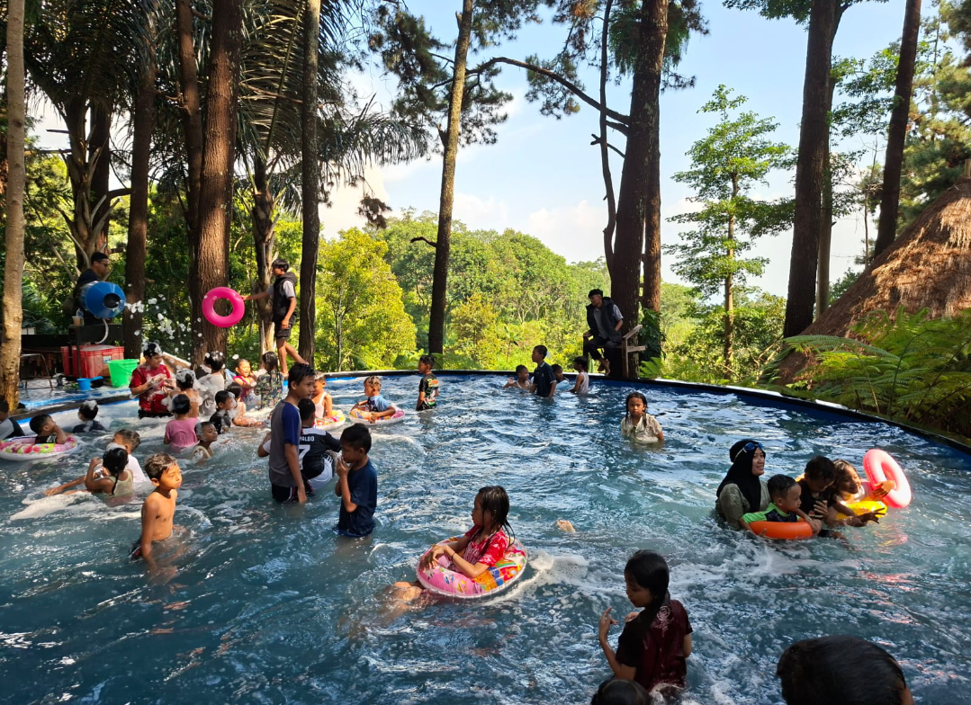 ASYIK: Pengunjung bermain air di bawah pohon pinus dengan suasana sejuk di Pijar Park, Kamis ( 25/12). (ANDIKA TRISNA SAPUTRA/RADAR KUDUS)