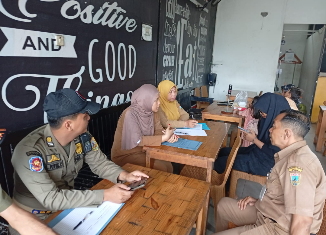 PENERTIBAN: Satpol PP bersama BPPKAD Kudus menyisir sejumlah tempat usaha, belum lama ini. (SATPOL PP KUDUS UNTUK RADAR KUDUS)