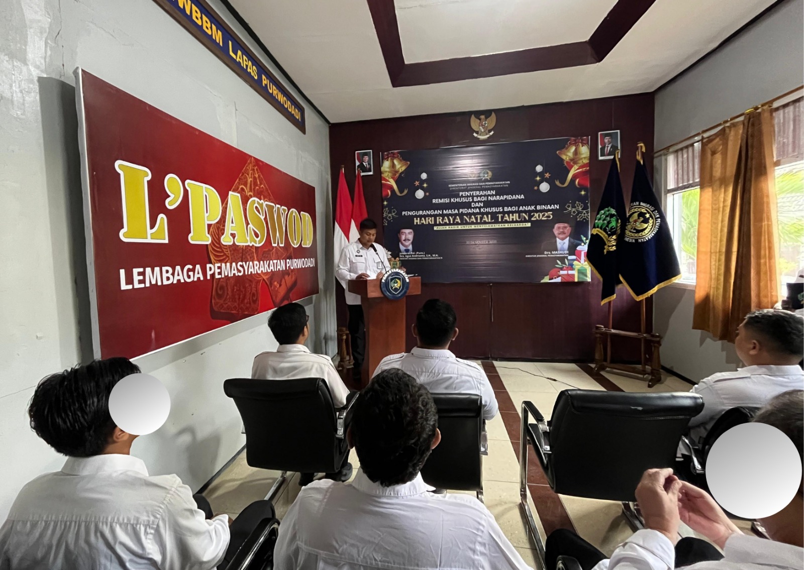 DAPAT REMISI &ndash; Kalapas Purwodadi Erik Murdiyanto menyerahkan SK Remisi Natal kepada warga binaan Kristen di Lapas Kelas II B Purwodadi, Kamis (25/12).