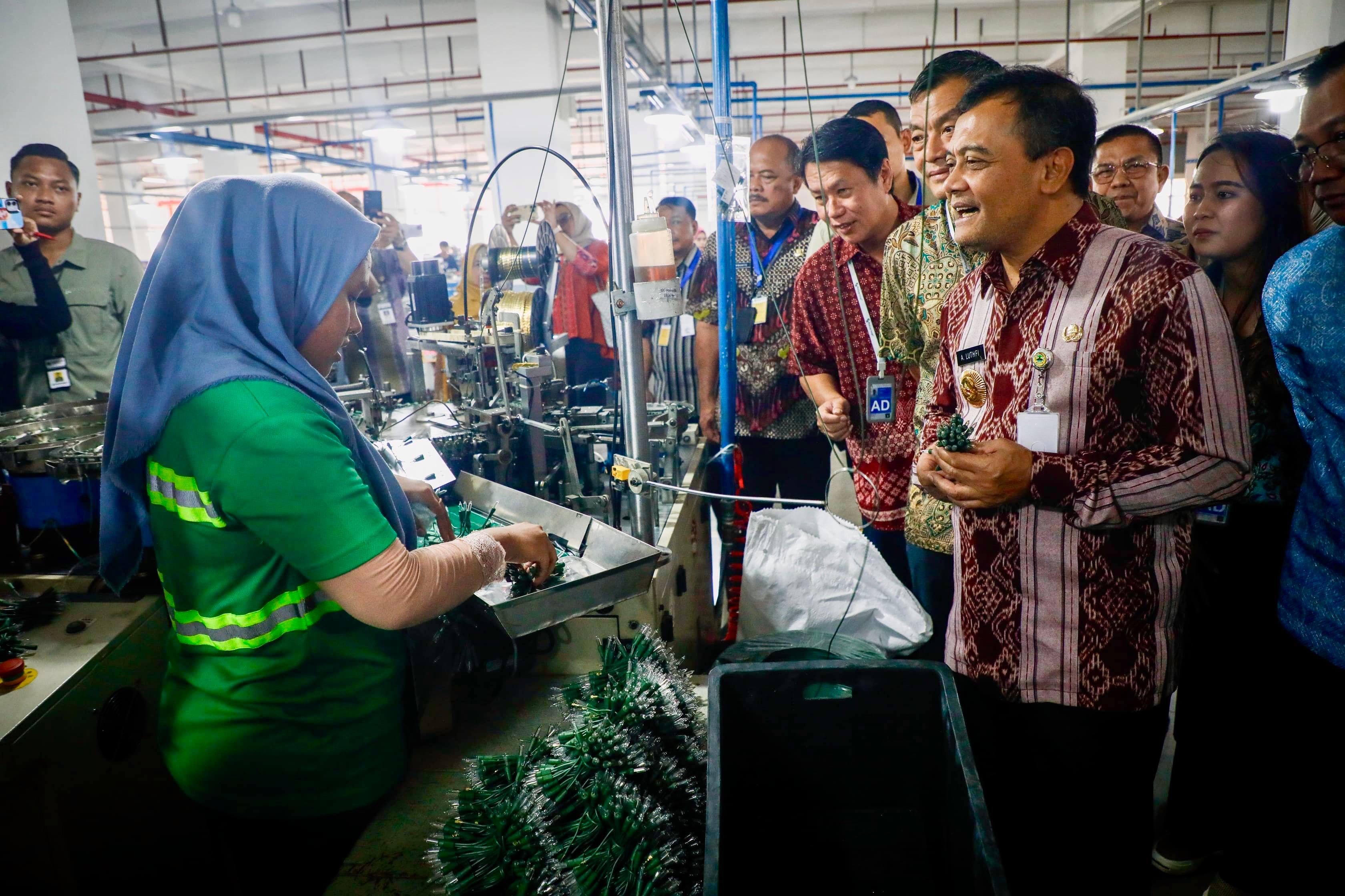 Gubernur Ahmad Luthfi saat meninjau salah satu pabrik produksi barang perayaan natal