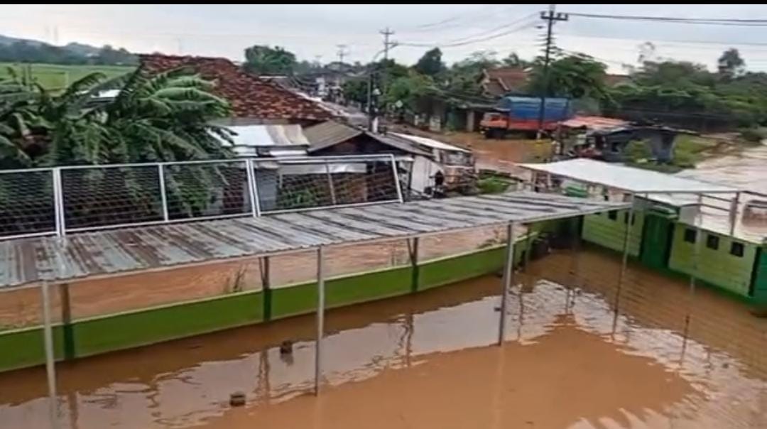 WASPADA: Kondisi banjir di Desa Tanjungrejo akibat limpasan Sungai Jati Pasean.