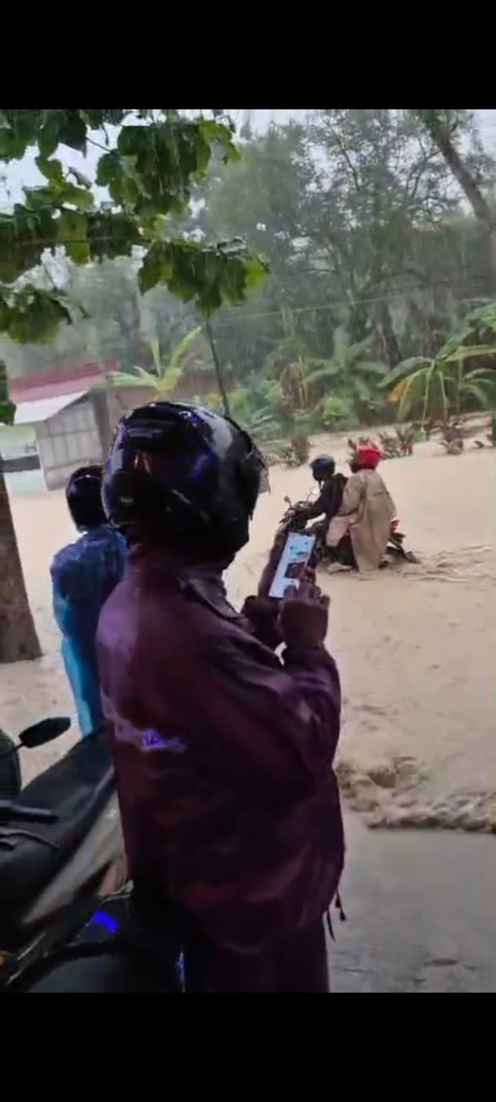 BANJIR BANDANG &ndash; Kondisi Jalan di Later S Kecamatan Toroh diterjang banjir bandang dari perbukitan Perhutani karena hutan gundul banjir itu menerjang bangunan dan rumah serta kafe sepanjang jalan.