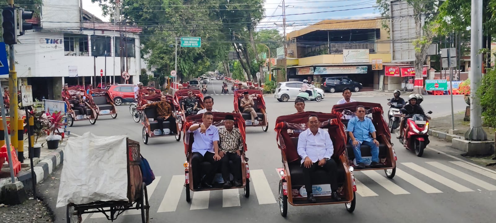 KELILING &ndash; Bupati Grobogan Setyo Hadi bersama Wakil Bupati Sugeng Prasetyo serta Direktur Perencanaan Pengembangan Yayasan Solidaritas Gerakan Nasional Bersama Mayjend TNI (Purn) Firman Dahlan menaiki