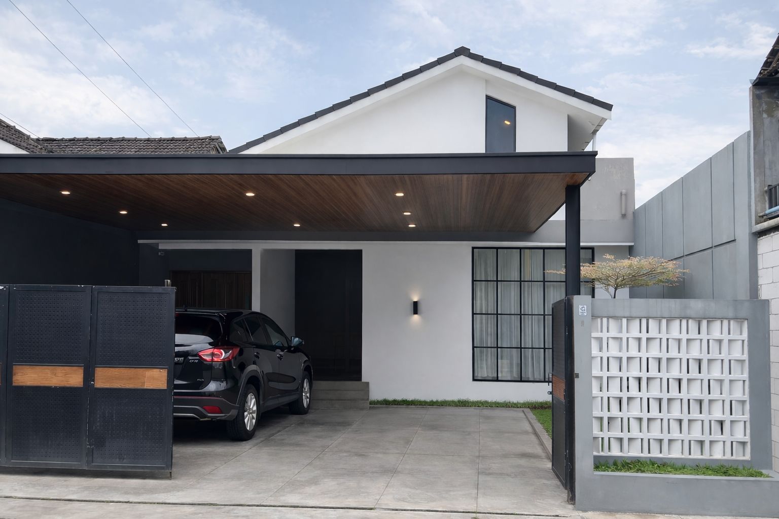 MODERN: Tampilan rumah bergaya minimalis modern tropis dengan desain fasad sederhana, pemilihan warna netral, serta bukaan yang menunjang pencahayaan dan sirkulasi udara alami.