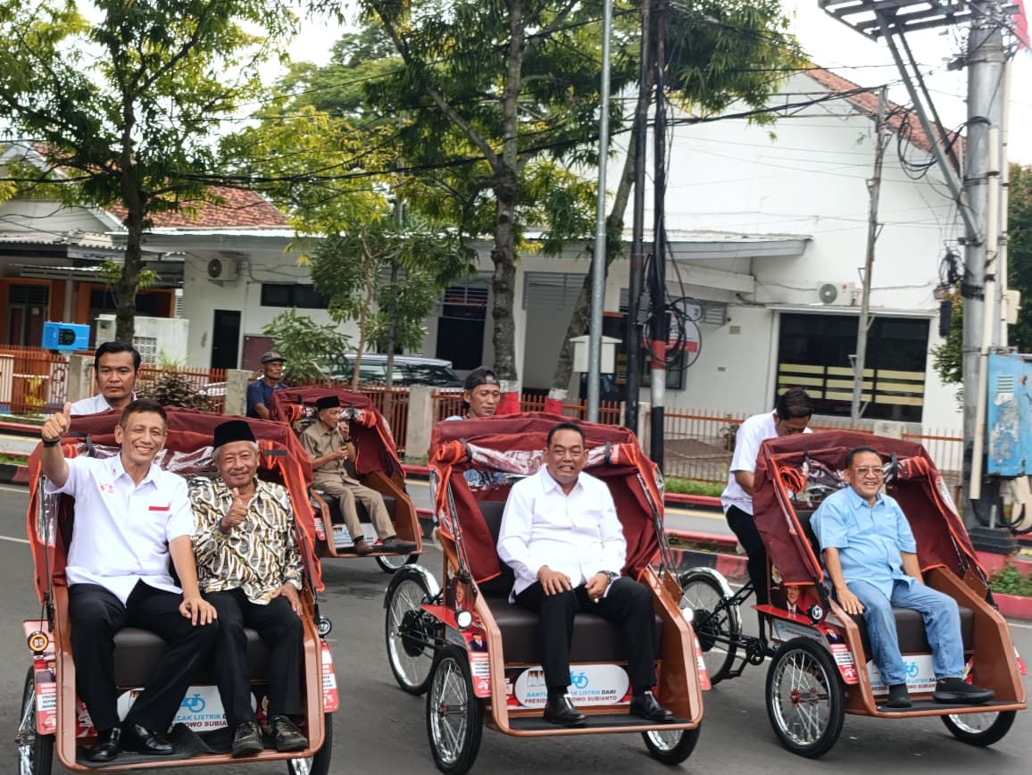 PROGRAM PRESIDEN: Bupati Grobogan Setyo Hadi dan Wakil Bupati Grobogan Sugeng Prasetyo saat menaiki becak listrik.