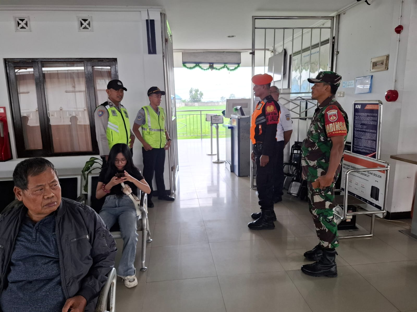 SIAGA: Anggota Koramil 03/Toroh saat bertugas Nataru di Stasiun Ngrombo.