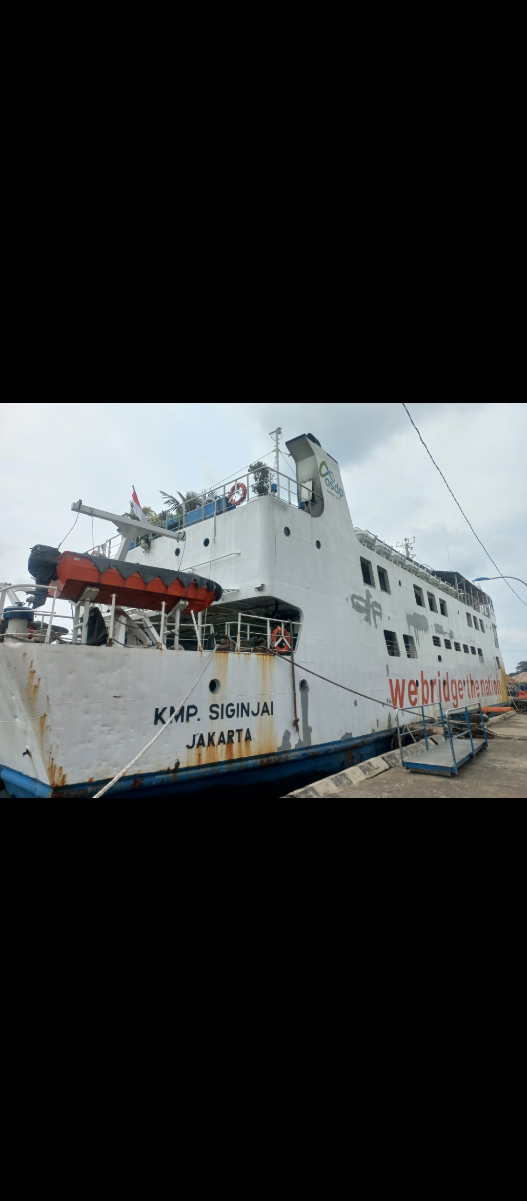 BERANGKAT: KMP Siginjai bersandar di Pelabuhan Kartini Jepara.