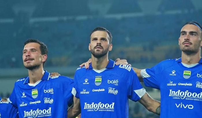 Thom Haye (kiri) bersama Persib Bandung. 