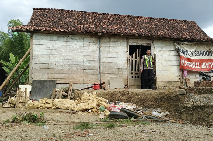 LONGSOR: Tiga rumah warga di Dukuh Sambiroto, Desa Buluroto, Kecamatan Banjarejo, Kabupaten Blora, terdampak pergerakan tanah.
