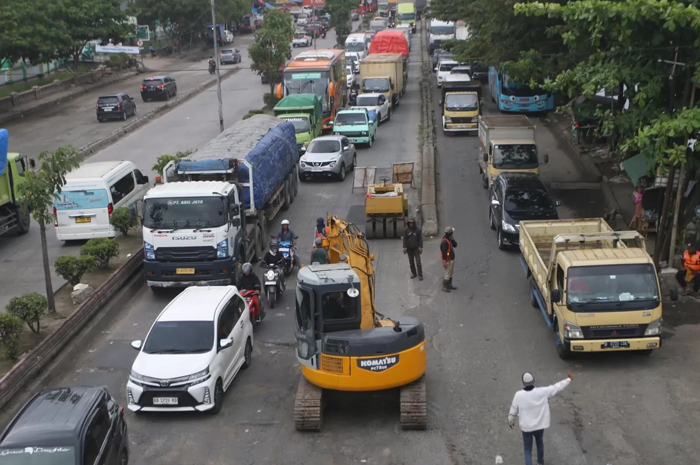 BIKIN MACET: Perbaikan Jalan Kaligawe Raya dilakukan pada moment libur Nataru, membuat jalan arus lalin yang padat semakin merayap.
