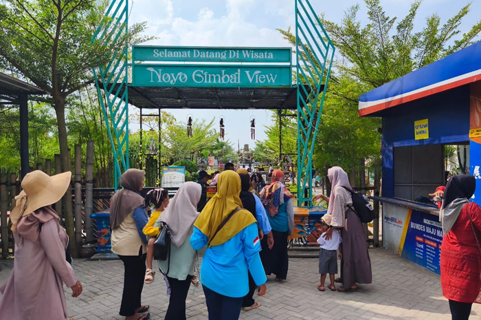JADI ALTENATIF: Wisatawan menikmati suasana destinasi wisata Noyo Gimbal di Bangsri, Jepon, Kamis (25/12).