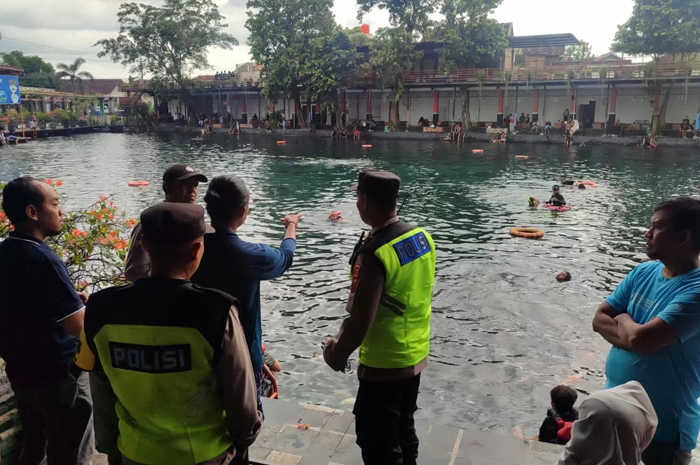 Polisi olah TKP kasus wisatawan tenggelam di Umbul Ponggok, Kecamatan Polanharjo, Klaten, Kamis (26/12/2025).