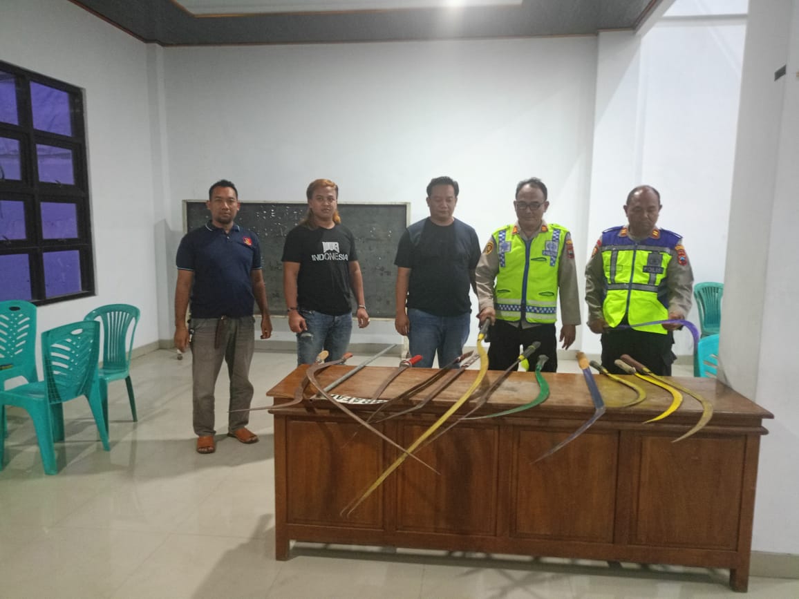 DIAMANKAN: Polisi mengamankan barang bukti sejata tajam yang hendak dipakai tawuran oleh remaja di Undaan.