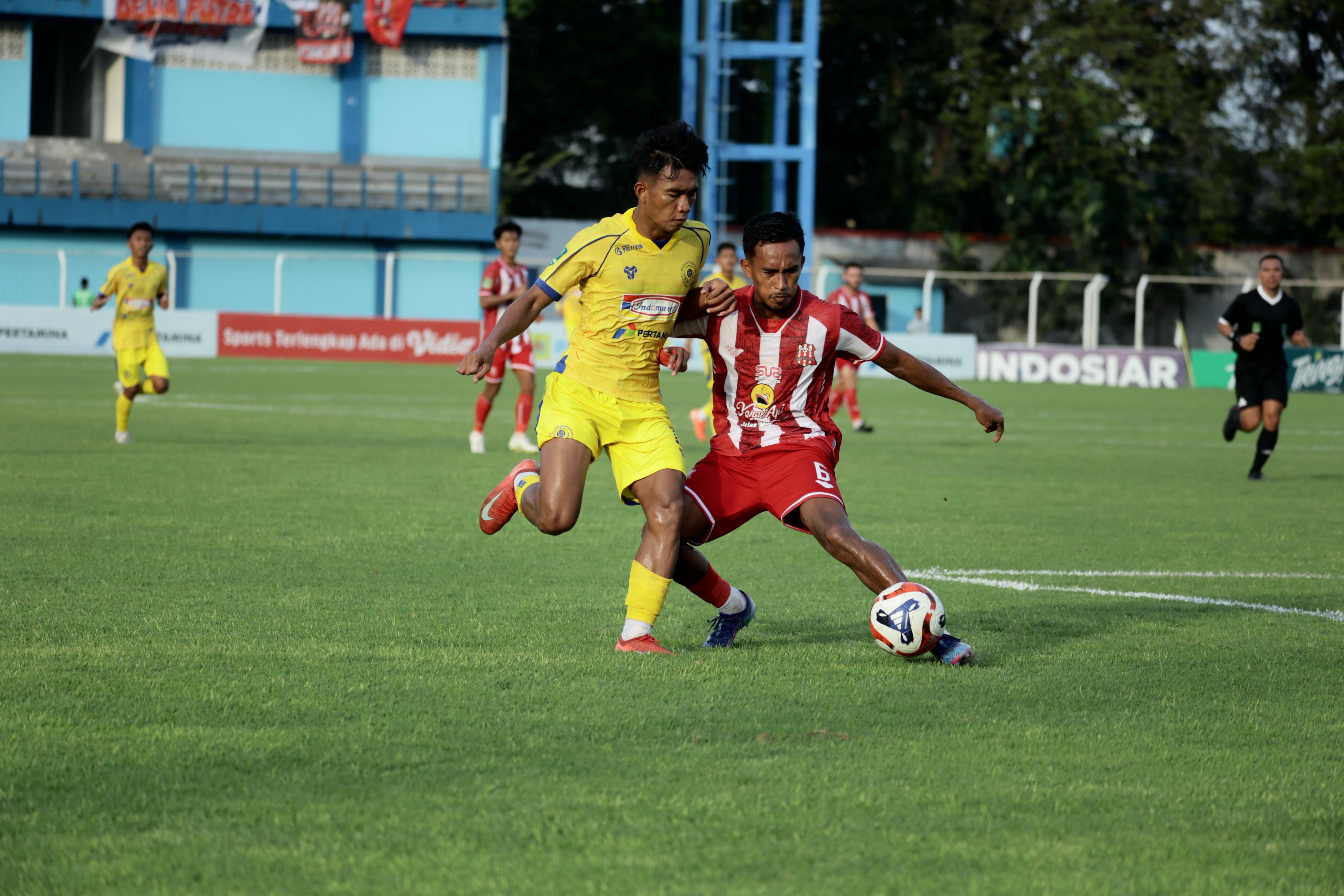 BUNTU: Pemain Persiku Anam Jr (kiri) berusaha merebut bola dari pemain Deltras FC