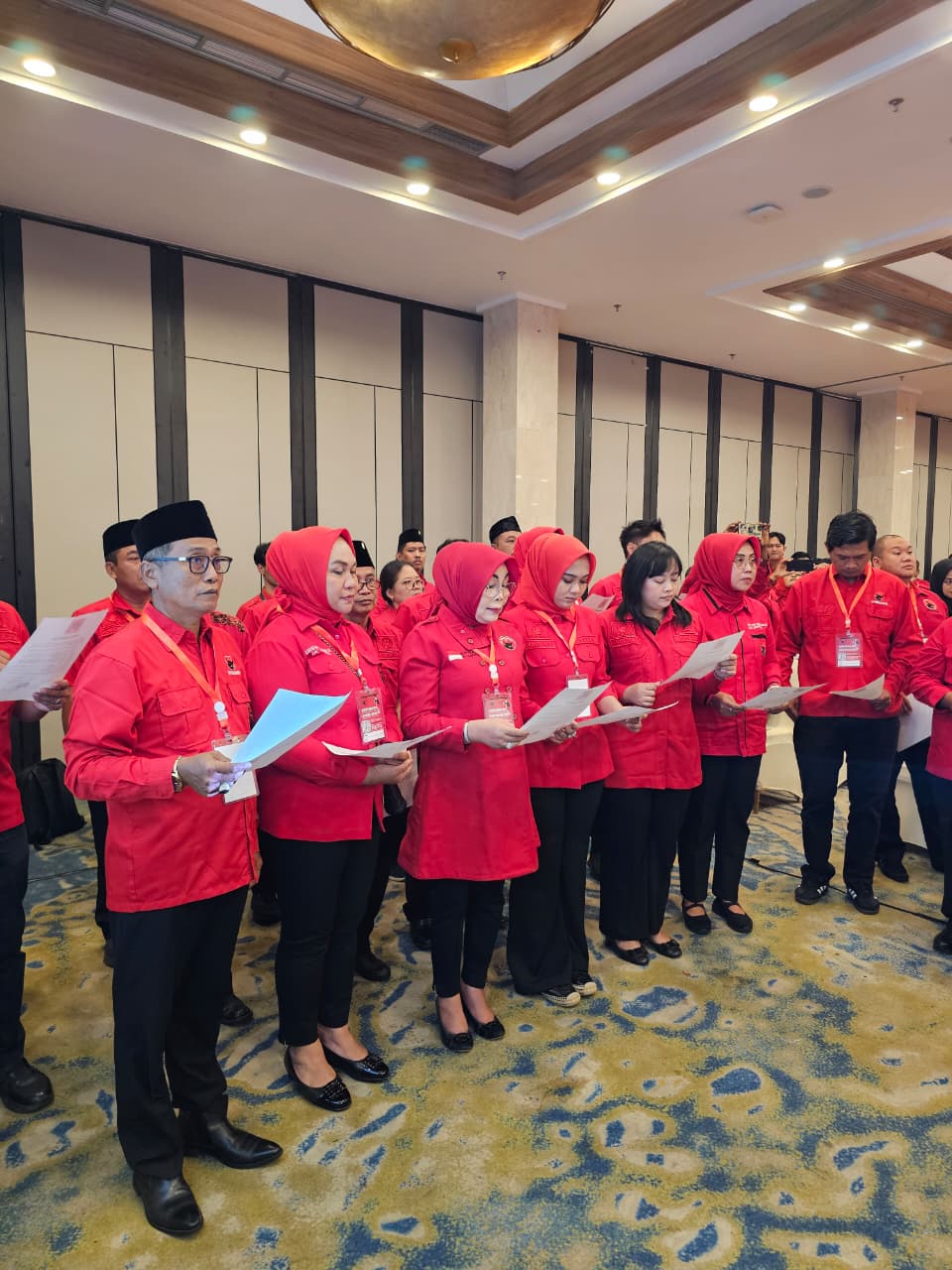 TERPILIH KEMBALI -  Sri Sumarni (tiga dari kiri), Ketua DPC PDI P Grobogan Terpilih Periode 2025-2030, Agus Siswanto (kiri) Sekertaris DPC PDI P dan Magdalena Selvi (empat dari kiri) Bendahara DPC PDI