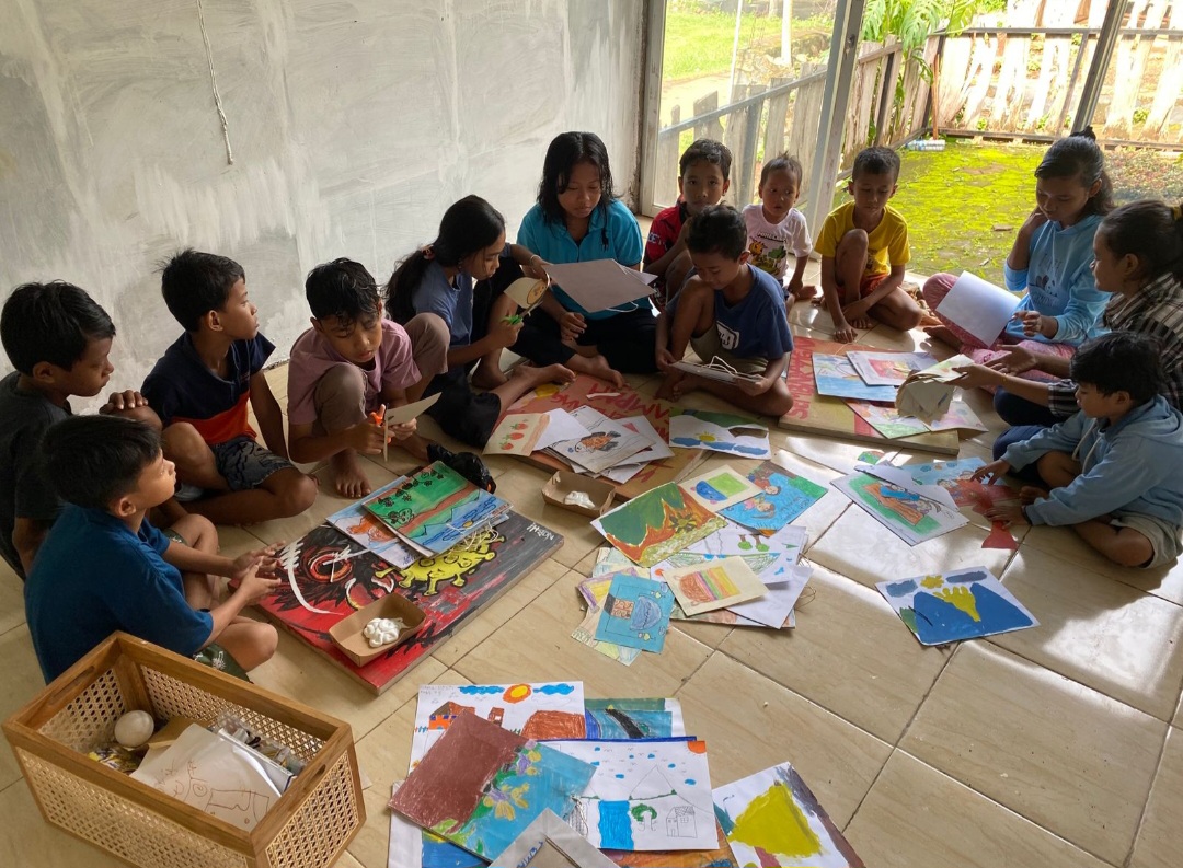 ANTUSIAS: Anak-anak yang duduk di bangku SD tengah mengunjungi TBM Rumah Belajar Ilalang.