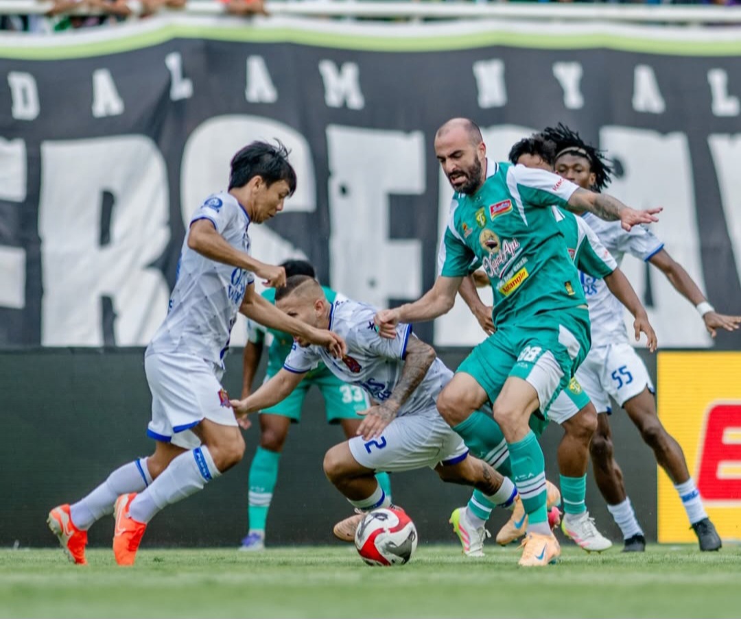 HIGH PRESSING: Pemain Persebaya Surabaya Milo&scaron; Raičković mendapatkan pengawalan ketat dari para pemain Persijap Jepara.