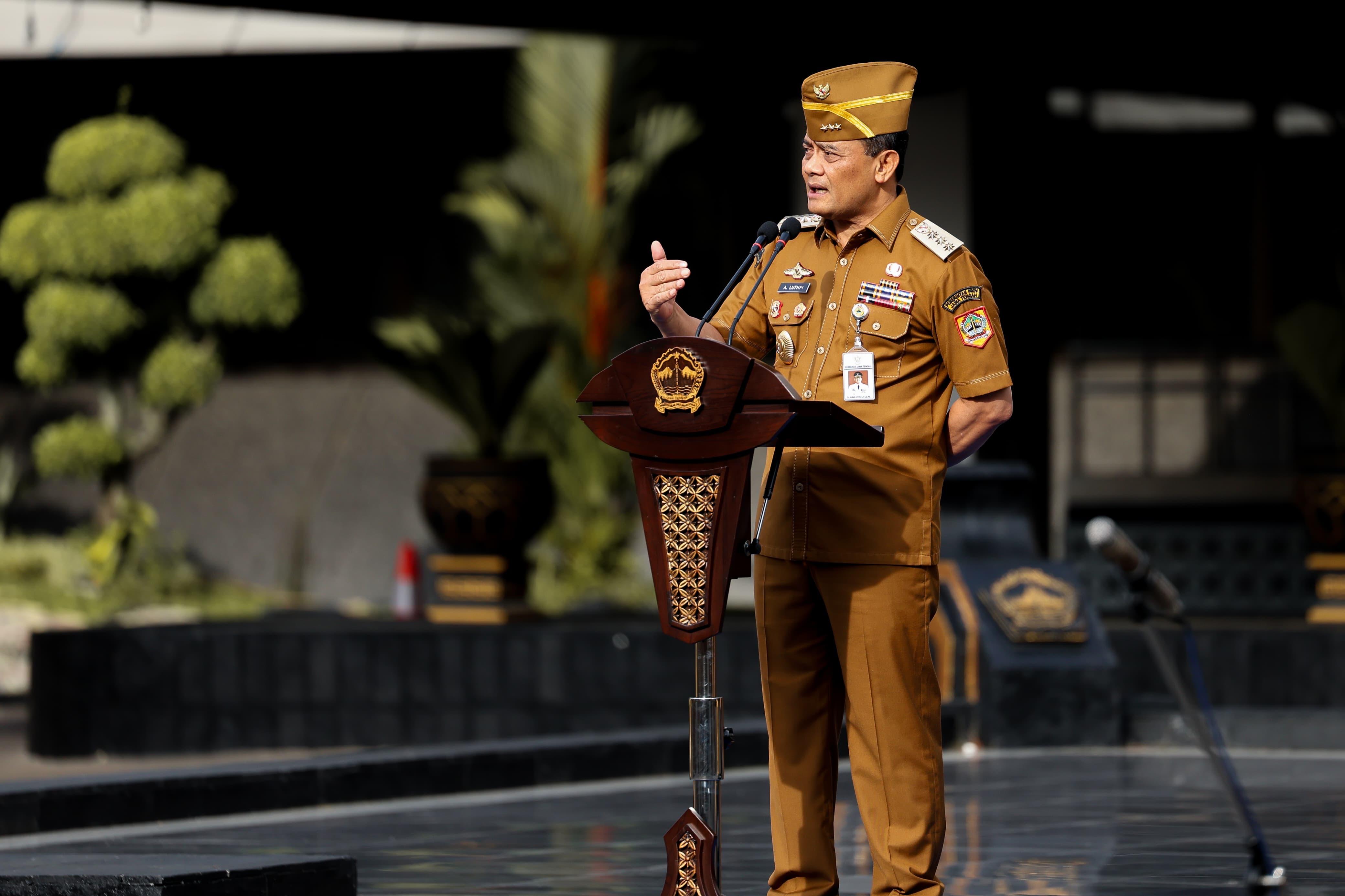 SEMANGAT: Ahmad Luthfi saat memimpin apel pagi di Halaman Kantor Gubernur Jawa Tengah, Senin, 29 Desember 2025.