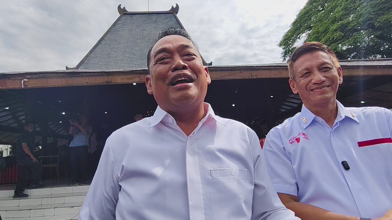 BERIKAN KETERANGAN &ndash; Bupati Grobogan Setyo Hadi ketika memberikan keterangan kepada awak media usai pembagian becak listrik di Pendopo Kabupaten beberapa waktu lalu