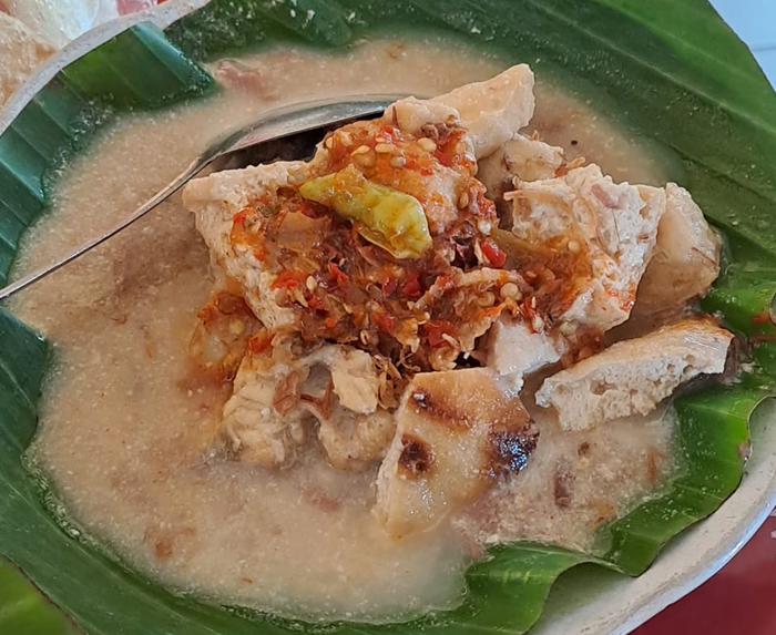 Lentog Tanjung, kuliner khas Kudus berbahan lontong, sayur nangka muda, dan lodeh tahu, disajikan dengan alas daun pisang.