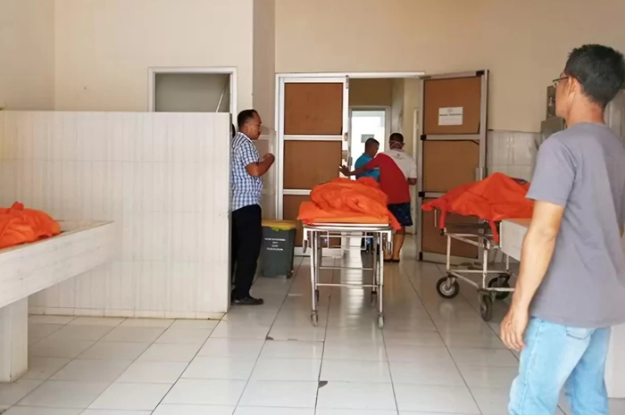 TRAGEDI MAUT: Tiga jenazah Mohammad Hasim, 58, Suningsih, 38, dan Umi Rahmania, 19, warga Desa Demung, Kecamatan Besuki, berada di kamar Jenazah RSUD Situbondo, Minggu (28/12).