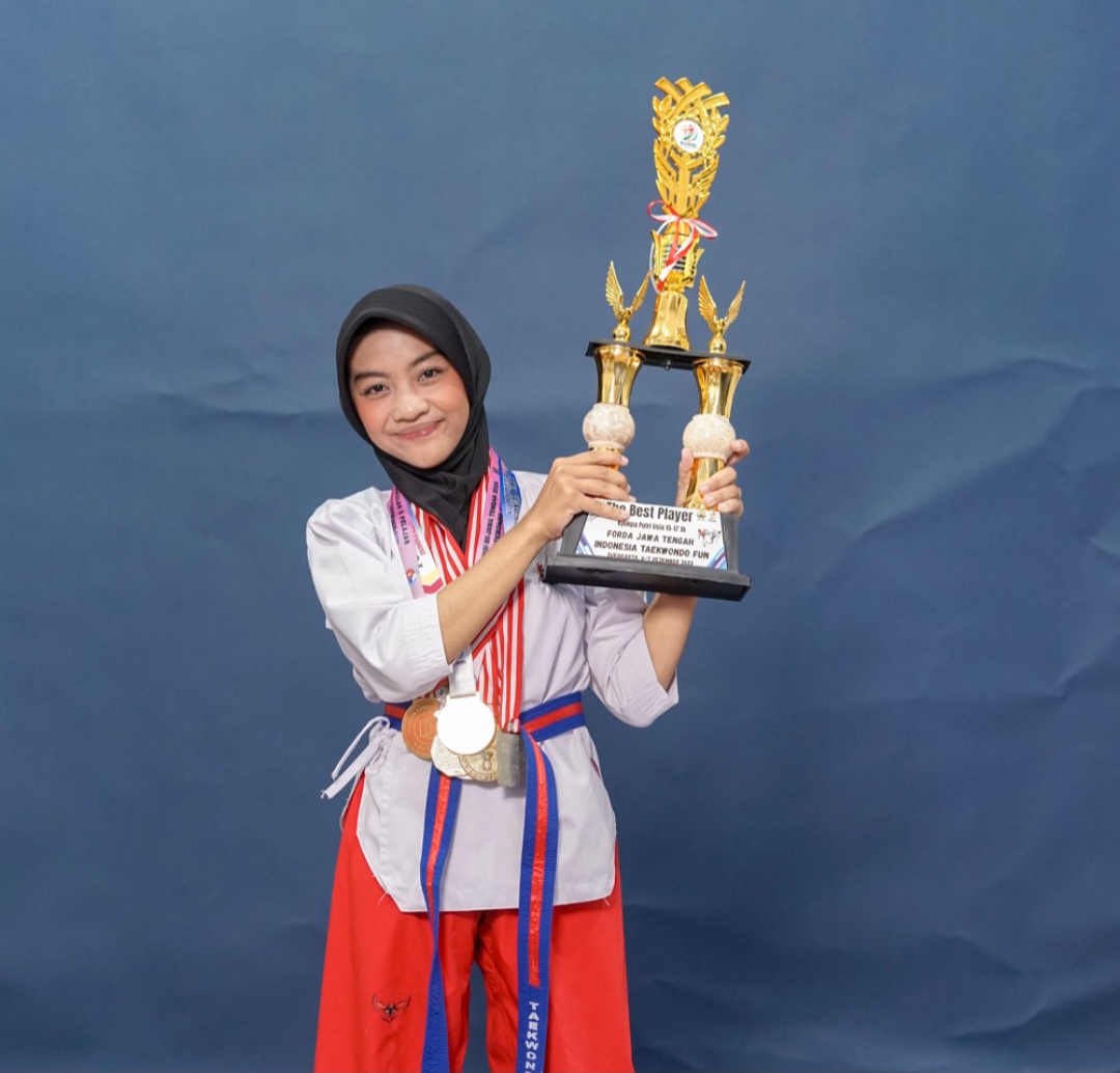 MEMBANGGAKAN: Siswi MAN 1 Jepara Mutia Aqila membopong juara Tae Kwon Do.