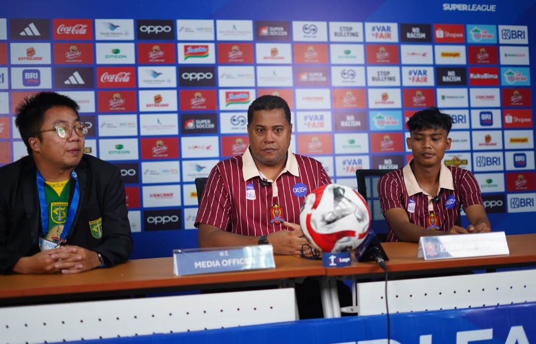 LESU: Head Coach Persijap Jepara Divaldo Alves didampingi pemain Dicky Kurniawan saat after match melawan Persebaya Minggu (28/12).