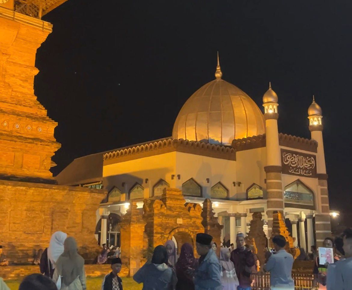 Suasana peziarah memadati kawasan Menara dan Makam Sunan Kudus pada Sabtu malam (28/12/2025).